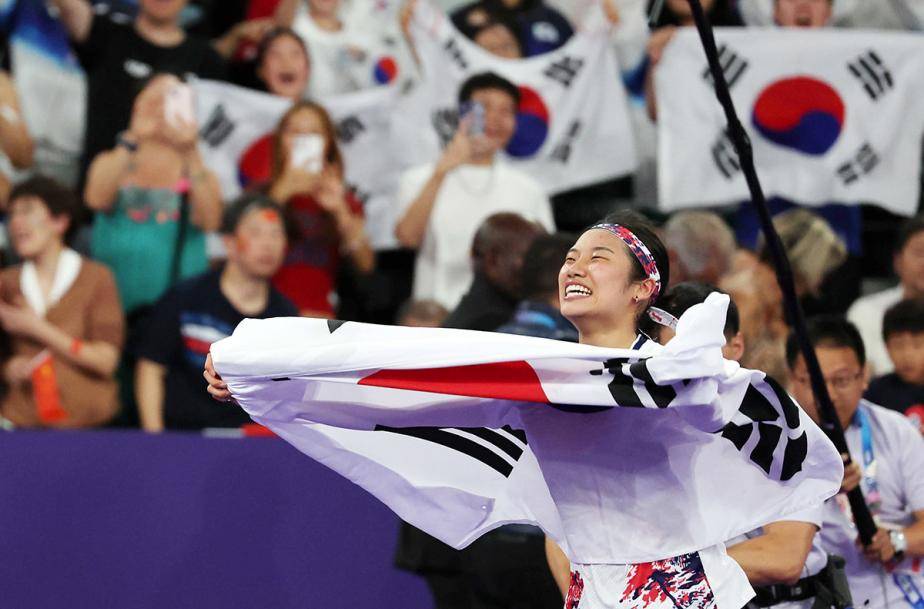 英格兰羽毛球队鏖战法国羽毛球队，辛杜三分雨点燃全场