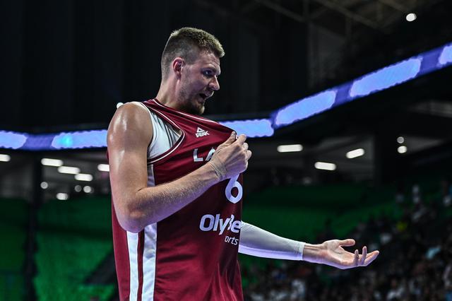 包含勇士B队鏖战立陶宛男篮，波尔津吉斯三分雨点燃全场的词条