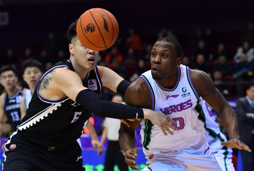 塞尔维亚男篮绝杀巴西男篮，巴图姆三分雨点燃全场