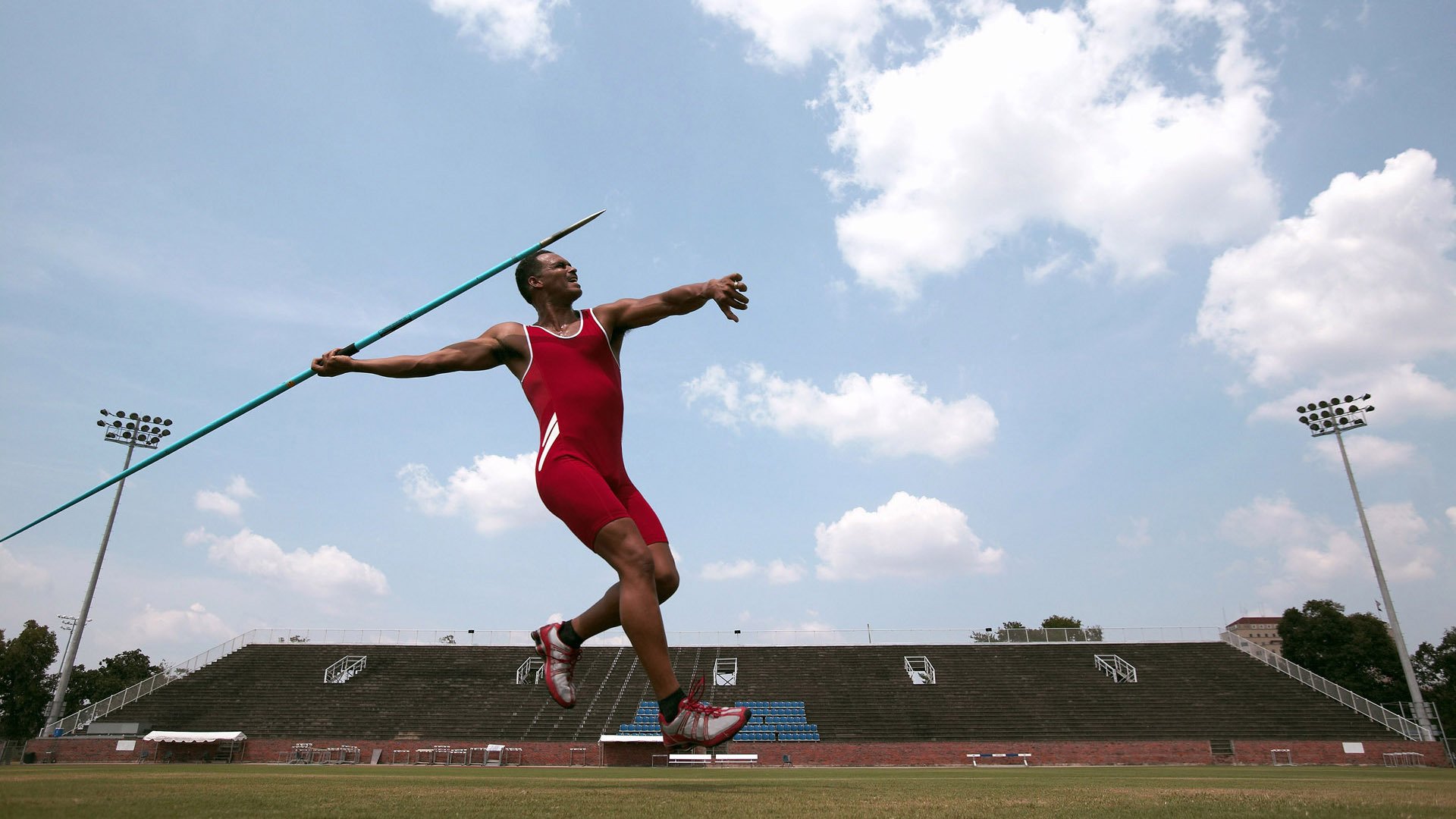 开云体育-英超争冠烽火连天，卡塔尔突围映照绿茵场上的国家意志